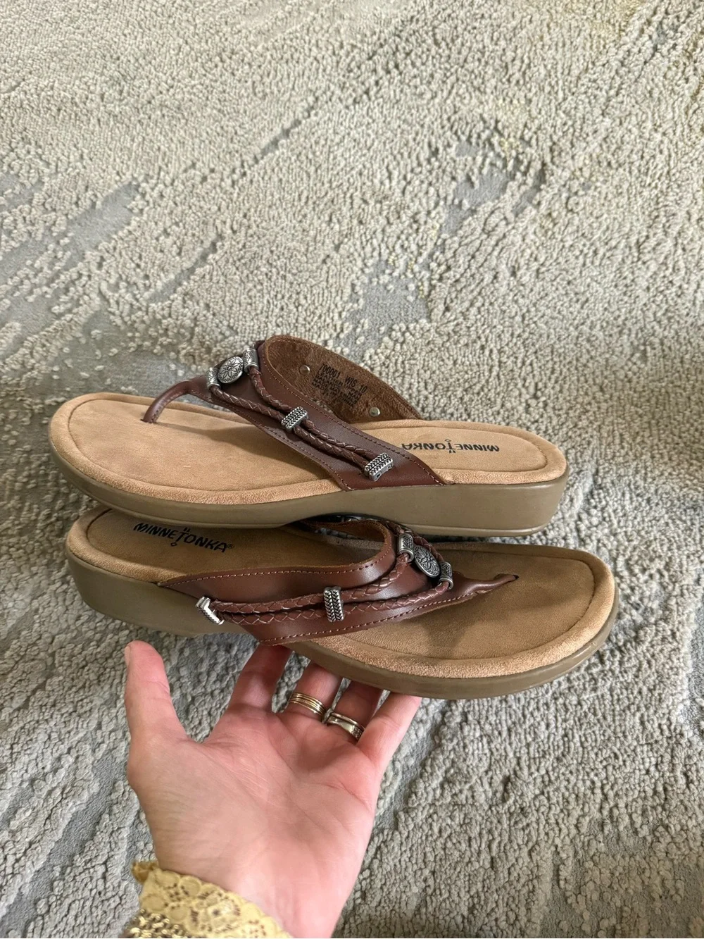 Minnetonka Silverthorne 360 thong sandals brown leather straps silver charms 10
